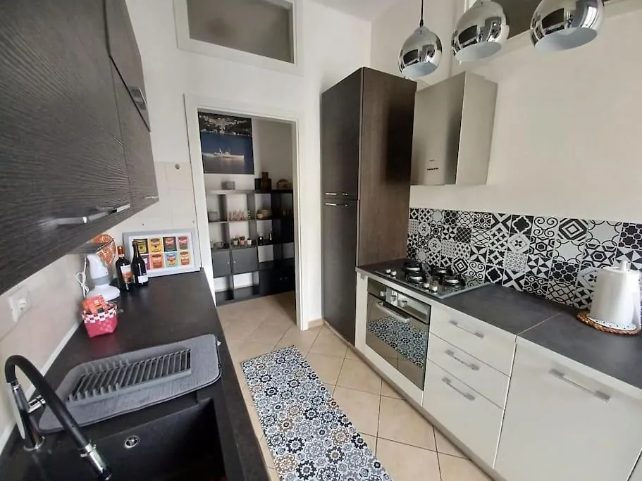 Bright Flat Just 10 Minutes From The City Centre 코모 아파트